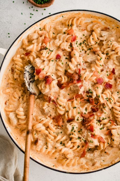 This quick and easy One-Pot Chicken Bacon Ranch Pasta is made with crispy bacon, juicy chicken, and tender pasta in a creamy ranch sauce. It's pure comfort food, perfect for busy weeknights. Creamy Bacon Pasta, Creamy Ranch Sauce, Best Alfredo Sauce Recipe, Bacon Ranch Pasta, Broccoli Pasta Recipe, Lemon Chicken Pasta, Ranch Sauce, Turkey Pasta, Chicken Bacon Ranch Pasta