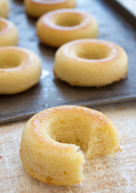 These keto donuts taste just like the real thing, just without all the sugar and carbs! You only need 7 ingredients and 20 minutes of your time to make this easy low carb dessert! Simply roll them in sweetener, or make a quick glaze. You'll be amazed how much they taste like regular donuts. #ketodonuts #lowcarbdonuts #sugarfreedonuts Sugar Free Donuts, Low Carb Donut, Keto Donuts, Healthy Donuts, Postre Keto, Donuts Recipe, Keto Pancakes, Recipes Book, Sugar Free Low Carb