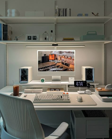 Desktop Computer Setup Aesthetic, Organized Desk, Mac Setup, Setup Pc, Setup Inspiration, Dream Desk, Cozy Desk, Study Desk Decor, Computer Desk Setup