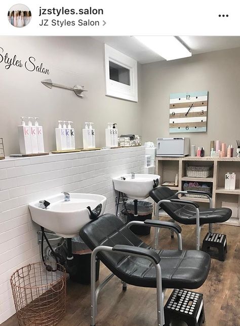 Shampoo Area In Salon, Salon Backbar Ideas, Salon Shampoo Area, Salon Decor Studio, Salon Design Ideas, Home Hair Salons, Hairdresser Salon, Hair Salon Design, Hair Salon Interior