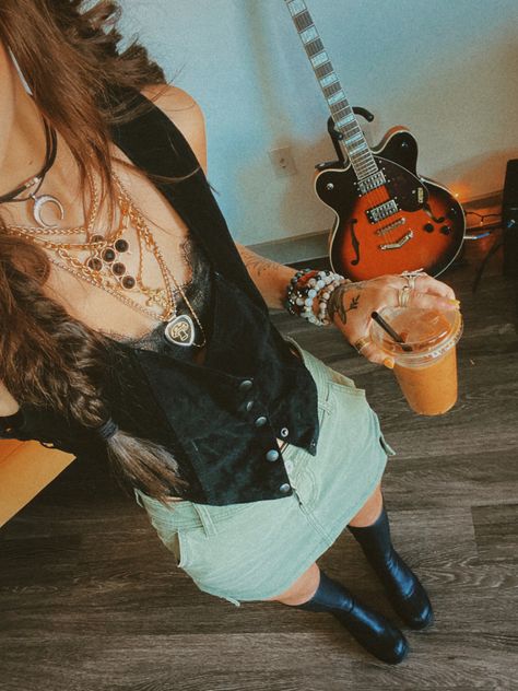 Indie Rock Summer Outfits, Crunchy Concert Outfit, Bohemian Alternative Fashion, Boho Rockstar Outfit, Edgy Cottage Core Outfits, Indie Bar Outfit, Boho Rock Style Outfits, Hippy Rocker Style, Cool Weather Concert Outfit