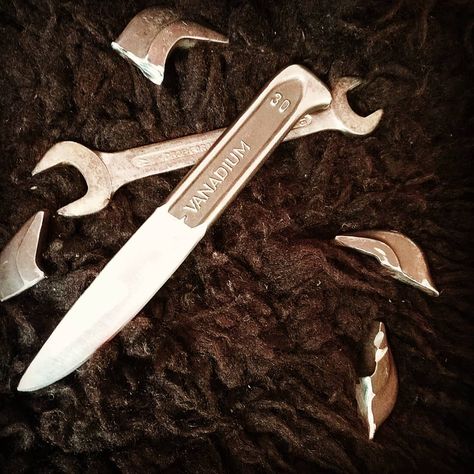 Sir Brokkoli on Instagram: “Was kann man nicht in 1:30h -2h aus einem Maulschlüssel machen? #messer #docarts #knife #handgemacht #handmade #handmadeknife #campingknife…” Wrench Knife, Forging Knives, Blacksmith Forge, Diy Knife, Knife Patterns, Hand Forged Knife, Types Of Knives, Welding And Fabrication, Forged Knife