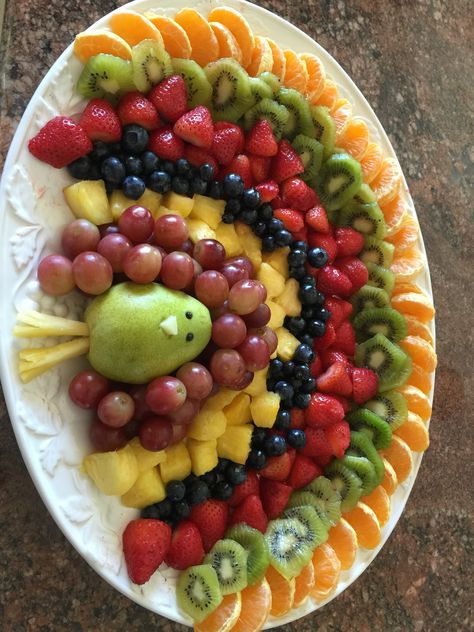 Thanksgiving Food Crafts, Fruit Turkey, Thanksgiving Platter, Thanksgiving Fruit, Thanksgiving Appetizers Easy, Thanksgiving Snacks, Fruit Platter Designs, Vegetable Tray, Holiday Eating