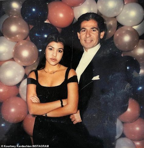 Kourtney Kardashian and Robert Kardashian Young Kim Kardashian, Estilo Kardashian, Tv Show Couples, Robert Kardashian, Jenner Family, Kardashian Family, Father Daughter Dance, Keeping Up With The Kardashians, Kris Jenner