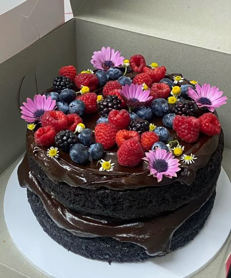 #chocolate #chocolatecake #chocolatelover #flowers #fruits #blueberries #blackberries #raspberries #cake #cakeideas #cakesofinstagram #baking #bakedgoods #food #foodporn #foodphotography #foodstagram #foodlover #foodie #foodiesofinstagram #foodiegram #foodislove #tasty #delicious #dessert #dessertideas #aesthetic #pinterest #pinterestinspired Pretty Cakes Chocolate, Birthday Cake Chocolate Raspberry, Bday Cake Alternatives, Chocolate Cake 30th Birthday, Chocolate Raspberry Cake Aesthetic, Chocolate Fruit Cake Decoration, Mini Cakes Easy, Chocolate Cake With Flower Decoration, Blackberry Birthday Cake