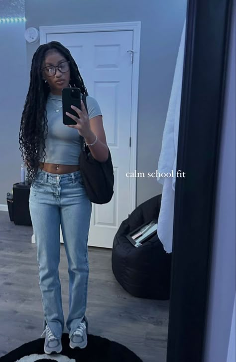 Mom Jeans Outfits Black Women, First Day Of School Outfit New Balance, Grey Shirt Outfits, Back To School Outfits Low Rise Jeans, Baddie Baggy Jeans Outfit, Gray New Balance Outfit Black Women, Outfit Ideas For School Black Women, Back To School Outfits Black Women, First Day Of School Outfit Black Women