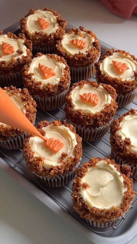 Baking Breakfast, Carrot Muffins, Sweet Snacks Recipes, Baked Dessert Recipes, Healthy Sweets Recipes, Sweets Recipes, Cheese Frosting, Cream Cheese Frosting, Yummy Food Dessert