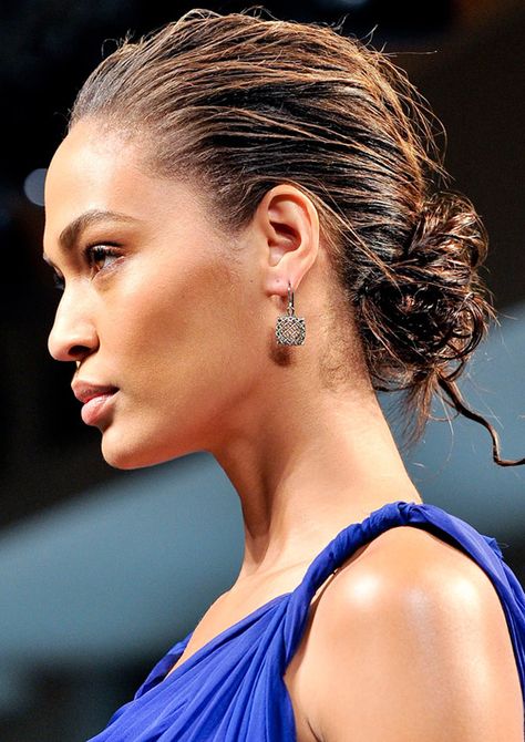 Model spotted with the wet look and a low messy bun. This hair trend can really suit anything ! Five Minute Hairstyles, Wet Look Hair, Winter Hair Trends, Color Rubio, Chignon Hair, Popular Hairstyles, Wet Look, Winter Hairstyles, Wet Hair