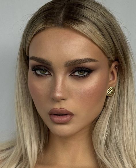 Smokey Eye Glam, Makeup Nude, Sultry Makeup, Blonde Hair Makeup, Eye Makeup Styles, Formal Makeup, Blonde Hairstyles, Makeup For Blondes, Soft Glam Makeup