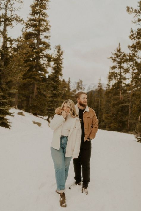 Winter Outfits Engagement Pictures, Engagement Photo Winter Outfits, Christmas Card Photo Outfits Couple, Engagement Pictures Outfits Winter, Snow Picture Outfit Ideas, Engagement Photos Outfits Cold Weather, Plus Size Engagement Photos Outfits Winter, Winter Photos Couple, Snow Engagement Pictures