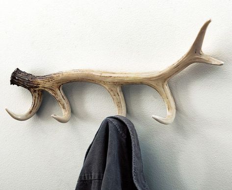 Cabin Entryway, Antler Coat Rack, Rustic Lodge Decor, Diy Hat Rack, Cabin Accessories, Antler Ideas, Deer Antler Decor, Diy Coat Rack, Coat And Hat Rack