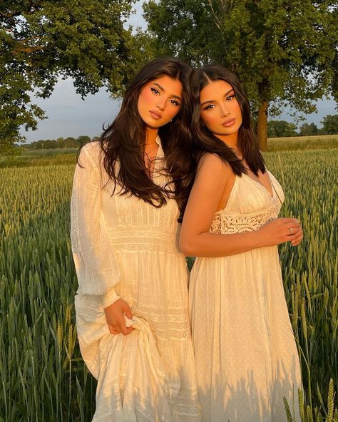 Pretty Twins, Khelan Mh, Sisters Pics, Rashan Mh, Sisters Aesthetic, Twins Fashion, Sisters Photoshoot Poses, Cold Fashion, Sister Pictures