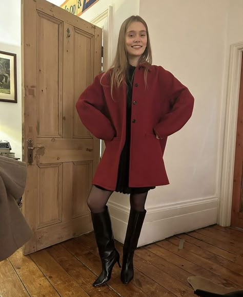 Red Coat Outfit, Coat Winter Outfit, Pattie Boyd, Red Wool Coat, Best Winter Outfits, Quoi Porter, Bridget Jones, Sharon Tate, Deep Winter