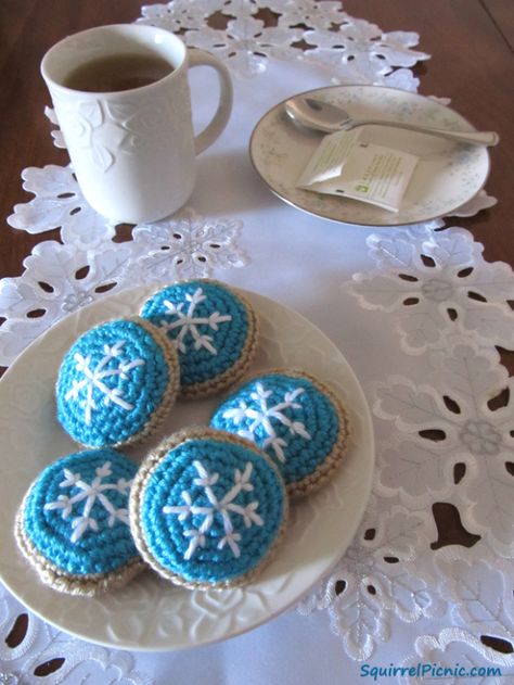 Snowflake Sugar Cookie, Crochet Sweets, Crocheted Food, Beginner Haken, Snowflake Sugar Cookies, Snowflake Sugar, Christmas Crochet Patterns Free, Snowflake Cookies, Snow Flakes Diy