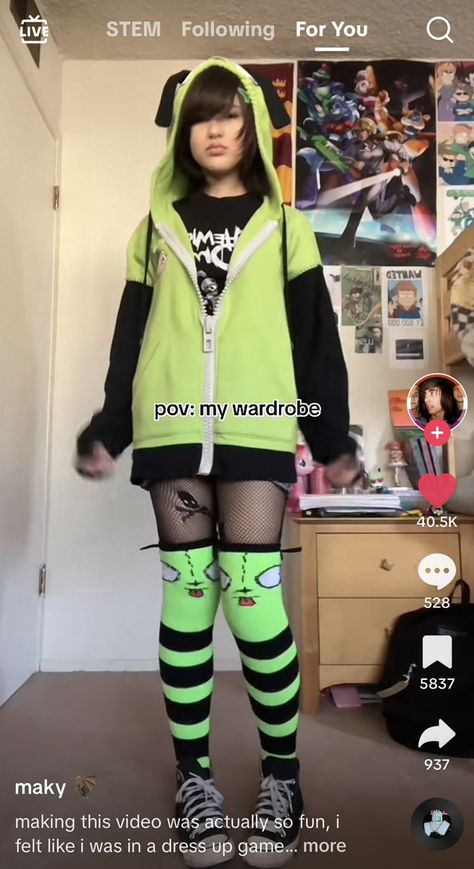 Gir Hoodie Outfit, Scene School Outfits, Green Scene Aesthetic, Chubby Scene Outfits, Scene Kid Poses, Scene Accessories Diy, Diy Scene Accessories, Simple Scene Outfits, Casual Scene Outfits