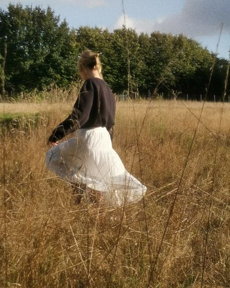 long white skirt and sweater grunge, cottagecore inspo White Cottagecore Skirt, Long White Skirt Aesthetic, Flowy Skirt Aesthetic, Softy Outfits, Skirt And Cardigan Outfit, Anniversary Outfits, Winter Maxi Skirt Outfit, Long Skirt Aesthetic, White Maxi Skirt Outfit