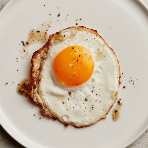 Perfect Fried Eggs Crispy Fried Egg, Fried Egg Photography, Egg Breakfast Aesthetic, Fried Egg Aesthetic, Hogwarts Food, Eggs Aesthetic, Food Photography Aesthetic, Eggs Photography, Brunch Egg Dishes