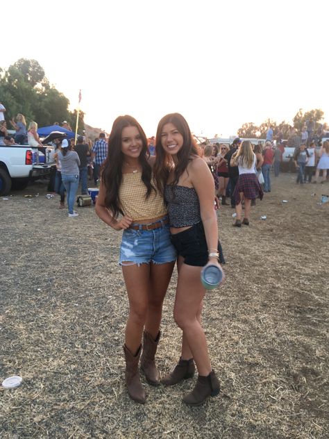 Maddie And Tae Concert Outfit, Rock The South Outfit, Outfit Inspo With Shorts, Country Girl Truck, Jaripeo Outfits, Maddie & Tae, Concert Outfit Inspo, Outfit Western, Country Fits