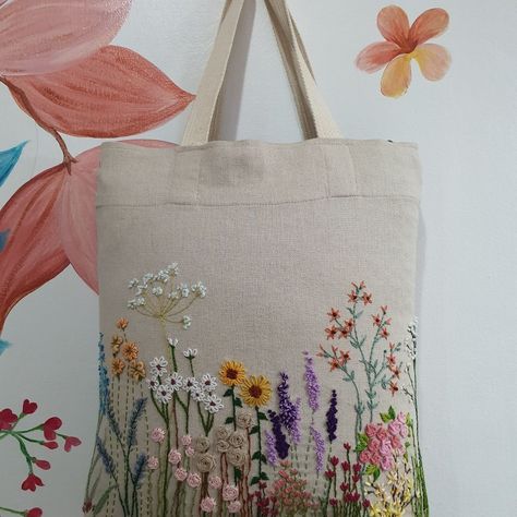 Embriodary Flowers, Easy Embroidery Gift Ideas, How To Display Embroidery, Tote Bag Embroidery Ideas, Embroidery Ideas For Beginners, Flower Embroidery Pattern, Spring Embroidery, Simpul Makrame, Clothes Embroidery Diy