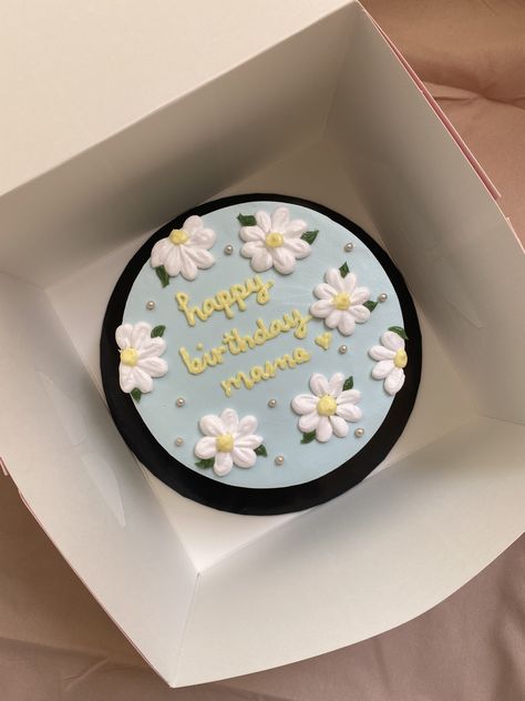 Easy yet beautiful! Happy Birthday Mama Cake, Mama Cake, Cake Minimalist, Cake Korean, Minimalist Cake, Happy Birthday Mama, Aesthetic Cake, Korean Cake, Happy Birthday