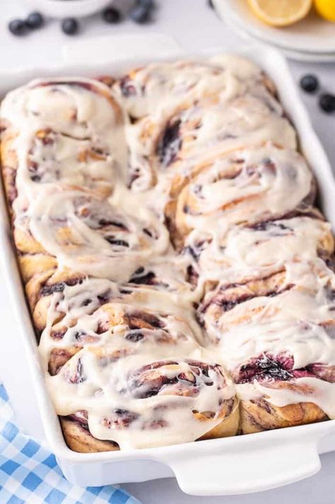 Homemade Blueberry Lemon Sweet Rolls that are easy to make, filled with juicy blueberry compote and sweet glaze. Lemon Sweet Rolls, Blueberry Sweet Rolls, Blueberry Cinnamon Rolls, Weekend Brunch Recipes, Brunch Bread, Blueberry Compote, Blueberry Lemon Cake, Brunch Recipe, Homemade Pizza Dough