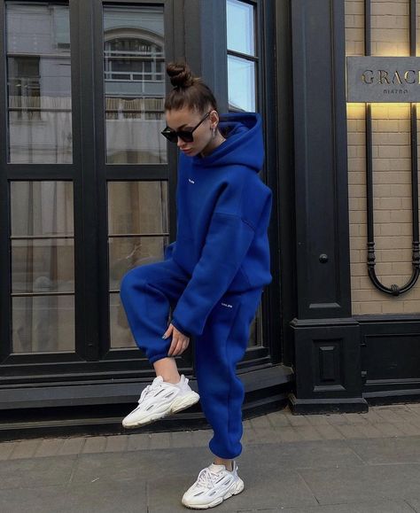 Jogger Outfit, Winter Mode Outfits, Blue Tracksuit, Modele Fitness, Tracksuit Outfit, Joggers Outfit, Causual Outfits, Cute Comfy Outfits, Sporty Outfits