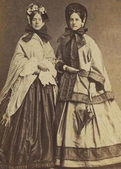 “Pair of women in outdoor wear ca. 1860s. Repository unknown.” 1860s Aesthetic, Little Women Costumes, 1860s Dresses, 1860s Fashion, 19th Century Clothing, Era Fashion, Century Clothing, Victorian Clothing, Outer Wear