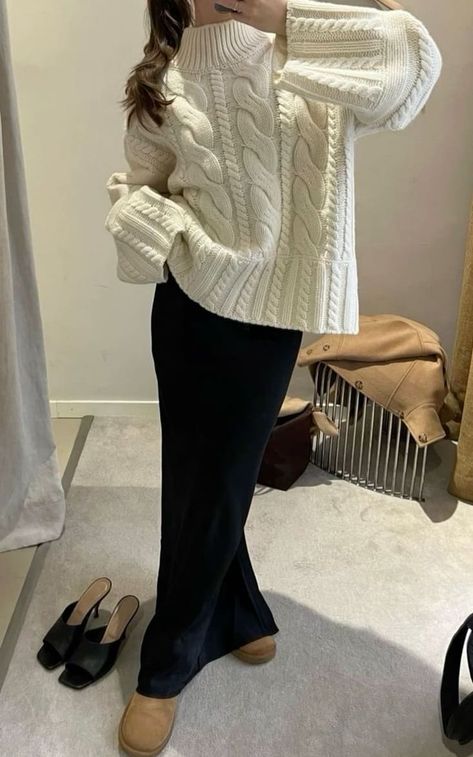 ugg tasman slippers outfit: chunky cable knit sweater and maxi skirt Winteroutfits Chic, Stile Blair Waldorf, Adrette Outfits, Estilo Hijab, Look Adidas, Fest Outfits, Estilo Indie, Skandinavian Fashion, Maxi Skirt Outfits