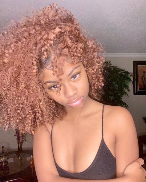 Summer Hair Color Curly, Curly Black Women, 00s Hairstyles, Hair Color Curly, Hair Goals Color, Hair Color Streaks, Cute Box Braids Hairstyles, Dyed Natural Hair, Curly Girl Hairstyles