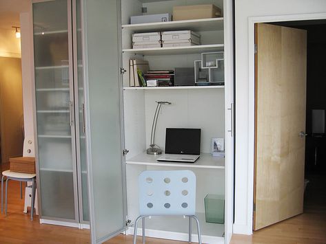 This is amazing. I WILL have a PAX wardrobe from Ikea when the crib is out of my room. And I WILL have a little office inside of it. :) Pax Hidden Desk, Ikea Pax Workstation, Ikea Pax Office Hack, Pax Desk Hack, Hidden Desks, Hidden Office, Black Office Furniture, Room Cinema, Desk And Shelves