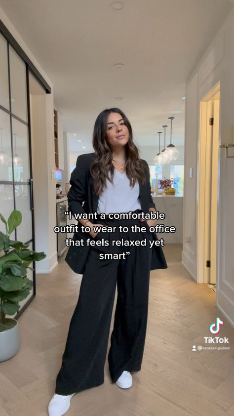 Relaxed Blazer Women, Wide Leg Pants Blazer Outfit, Wide Leg Pants And Blazer Outfit, Relaxed Blazer Outfit, Wide Leg Pants With Blazer, Blazer With Tshirt, Blazer And Wide Leg Pants, Relaxed Outfit, Blazer Outfit