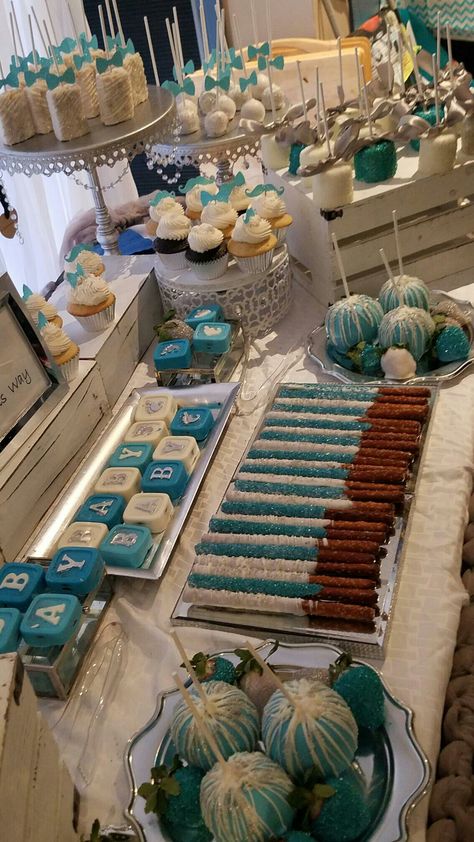 Gender Reveal Snack Table Ideas, Diy Baby Shower Treats, Baby Shower Sweet Treats, Its A Boy Baby Shower Ideas, Baby Shower Boy Food Ideas, Baby Shower Dessert Ideas For Boys, Baby Shower Treats Ideas, Baby Shower Snack Table Ideas, Baby Boy Babyshower