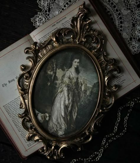 Victorian Era Aesthetic, Gothic Academia, Victorian Vampire, Victorian Aesthetic, Vampire Goth, Gothic Vampire, Victorian Goth, Art Ancien, Gothic Aesthetic