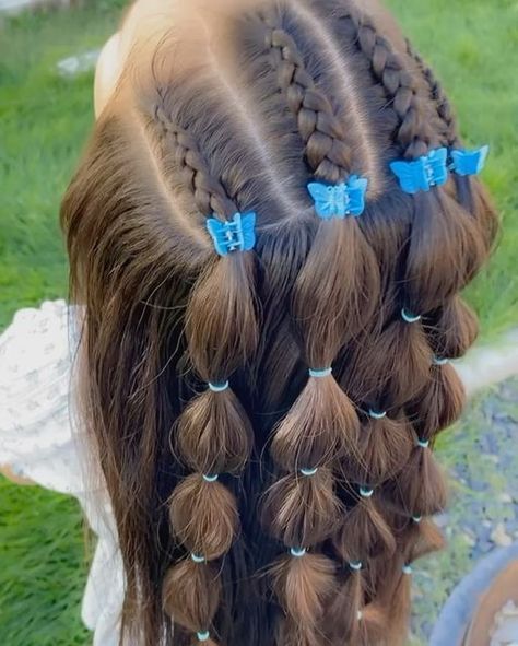 Butterflies In Hair Hairstyles, Butterfly Clips Hairstyles Kids, Curly Hair Bubble Braid, Bubble Braid Hairstyles With Butterfly Clips, Concert Hair Butterfly Clips, Butterfly Hair Style Girl, Butterfly Hairstyle, Hair Stules, Baby Girl Hairstyles Curly