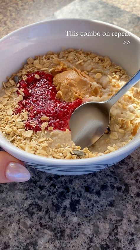 PEANUT BUTTER & JAM oatmeal bowl 🥣 || recipe 👇 WOWOWzzzz. This was incred- I added a tablespoon of peanut butter powder into the oatmeal a… | Instagram Butter Powder, Oatmeal Bowl, Oatmeal Bowls, Peanut Butter Powder, Bowl Recipe, Oatmeal Recipes, Bowls Recipe, Healthy Eats, Peanut Butter