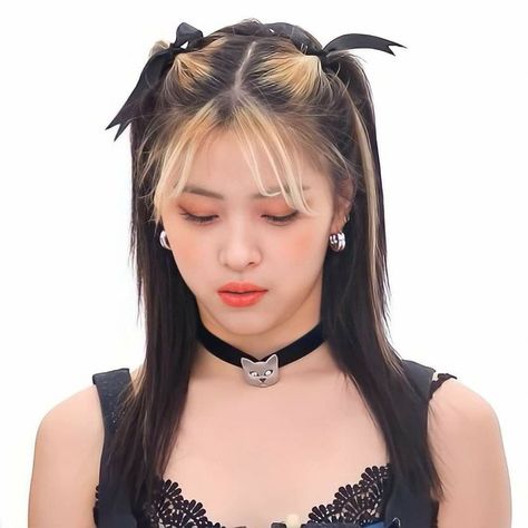 RYUJIN-ITZY Short Kpop Hairstyles Women, Kpop Short Hair, Kpop Hair Color, Concert Hairstyles, Kpop Hair, Hair Icon, Hair Inspiration Color, Hairstyles For School, Aesthetic Hair