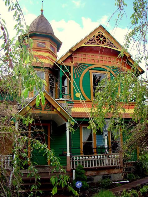 Mood Photos, Antique Homes, Houses Inside, Unusual Houses, Interesting Homes, Oregon History, Colorful Cottage, Oregon Waterfalls, Abandoned Homes