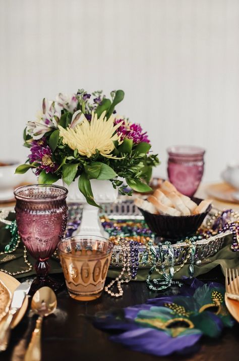 Elegant New Orleans Party, Mardi Gras Popcorn, Culture Party Ideas, Muted Mardi Gras Decor, New Orleans Table Decor, Cajun Dinner Party, New Orleans Birthday Party Theme, Elegant Mardi Gras Tablescape, New Orleans Bridal Shower Theme