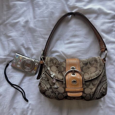 Vintage coach small buckle soho bag 🍊 Small Bags Aesthetic, Vintage Coach Purse, Vintage Bag Outfit, Outfit Journal, Thrift Clothes, Vintage Coach Bag, Digi Cam, Coach Hobo, My Style Bags