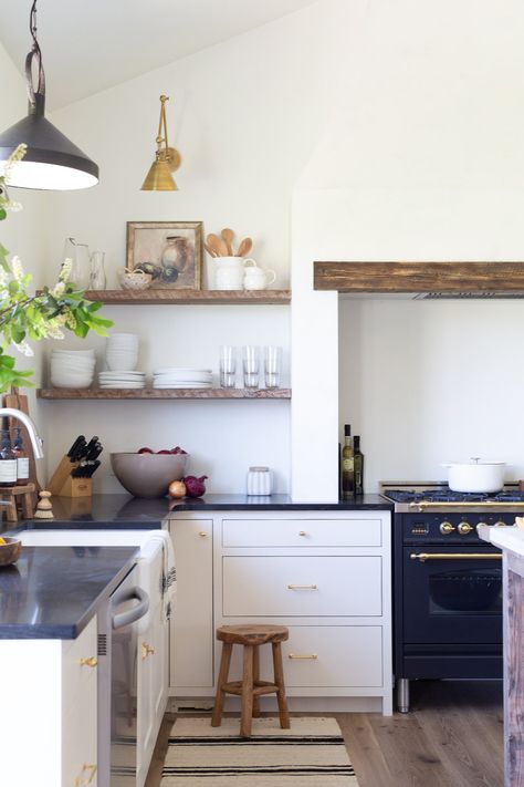 Kitchen Studio Mcgee, Kitchen Studio, Kitchen Finishes, Black Countertops, Kitchen Transformation, Kitchen White, Dining Room Combo, Cottage Kitchens, White Floors