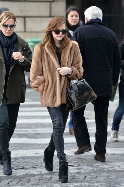 Fur Jacket Street Style, Fur Jacket Outfit, Mink Jacket, Chloe Moretz, Mink Fur Coat, Street Style Edgy, Celebrity Street Style, Fur Coats, Street Style Chic