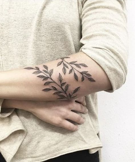 Laurel Tattoo, Fall Leaves Tattoo, Blatt Tattoos, Star Plant, Tattoo Homme, Plant Tattoos, Orca Tattoo, Wrap Tattoo, Poppies Tattoo