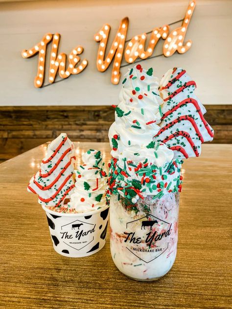 Christmas Ice Cream Sundae, Chocolate Marshmallow Ice Cream, Christmas Sundaes, Adele Birthday, Marshmallow Ice Cream, Christmas Smoothies, Frozen Christmas Tree, Cake Whipped Cream, Christmas Ice Cream