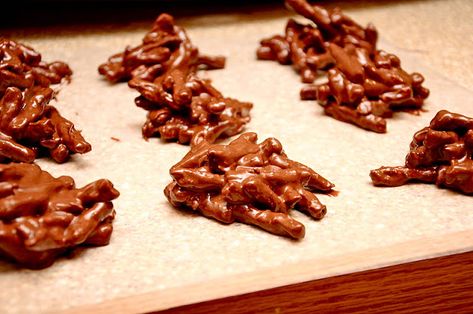 Bri~licious: Moose Poop Moose Poop Recipe, Reindeer Droppings, Nature Snacks, Moose Birthday, Xmas Appetizers, Moose Munch, Baked Sweets, Candy Man, Melting Chocolate Chips