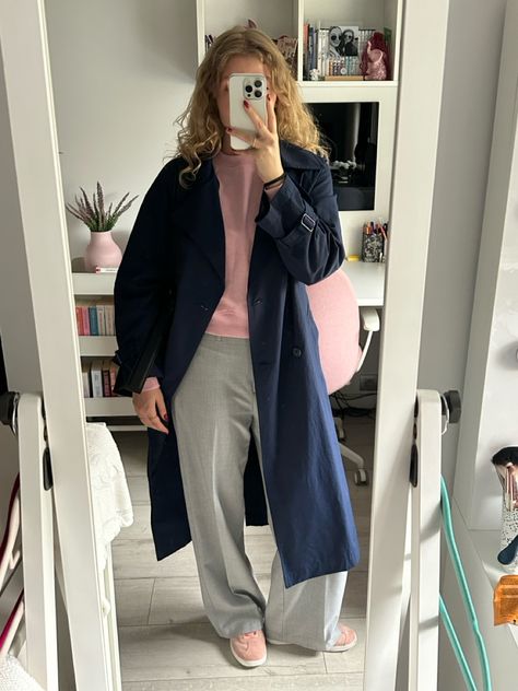 Fall outfit. Trench coat. Pink. Dark blue. Outfit inspiration. Fall outfits. Outfit inspiration. Autumn vibes. Autumn outfits. Pink And Dark Blue Outfit, Pink And Navy Blue Outfit, Dark Blue Trench Coat Outfit, Dark Blue Coat Outfit, Blue Trench Coat Outfit, Dark Blue Outfit, Blue Coat Outfit, Outfit Trench, Elegant Fits