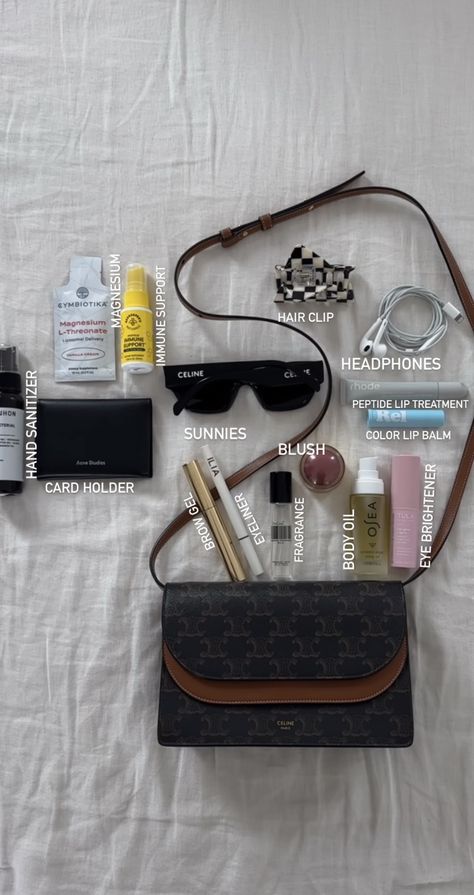 Small Purse Essentials, Summer Bag Essentials, Everyday Bag Essentials, What's In My Purse, School Bag Essentials, Backpack Essentials, Inside My Bag, Purse Essentials, Handbag Essentials