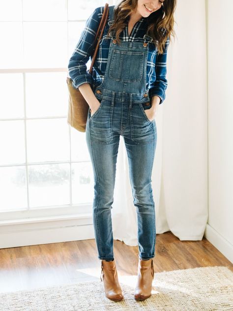 Lis oberoles se pueden usar formal o informalmente. Es lo que amo de ellos Overalls Outfit Fall, Overalls Fall, Style Salopette, Wearing Overalls, Overalls Outfits, Overalls Casual, Look Boho Chic, Style Overalls, Overall Outfit