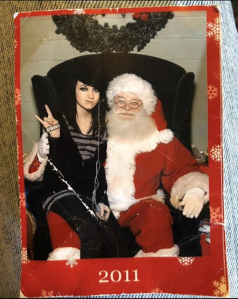 Emo Christmas, Christmas Alternative, Emo People, Emo Princess, 2000s Emo, Emo Girl, Emo Memes, Santa Photos, Rawr Xd