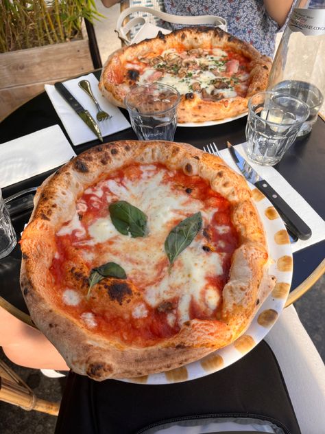 #paris #vacation #lunch #lunchideas #pizza #aesthetic Paris Lunch Aesthetic, Luxury Lunch Food, Luxury Lunch Aesthetic, Greece Aesthetic Food, Old Money Girl Aesthetic, Money Girl Aesthetic, Idol Oc, Old Money Girl, Lunch In Paris