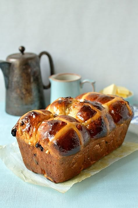 Hokkaido milk bread hot cross bun loaf Hot Cross Buns Recipe Easy, Festive Bread, Hokkaido Milk Bread, Sticky Buns Recipes, Japanese Bread, Homemade Buns, Hot Cross Buns Recipe, Hot Cross Bun, Bake Goods